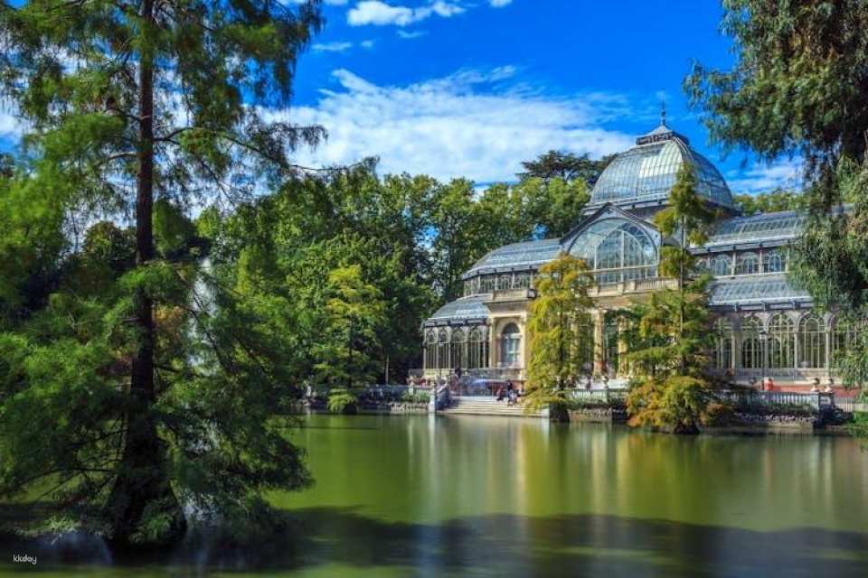 Discover Madrid on a guided tour with a local