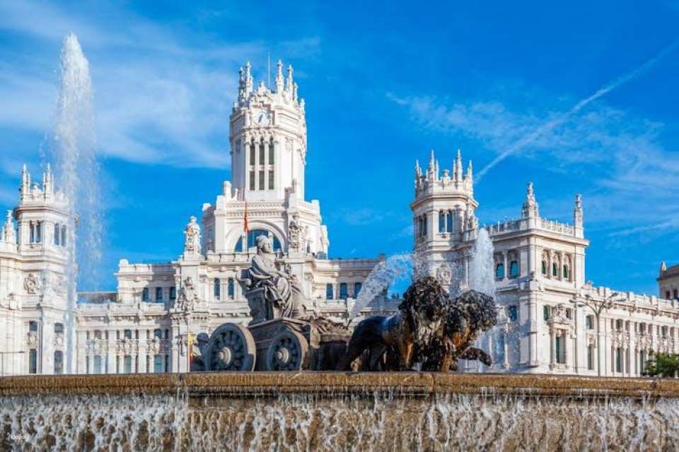 Discover Madrid on a guided tour with a local