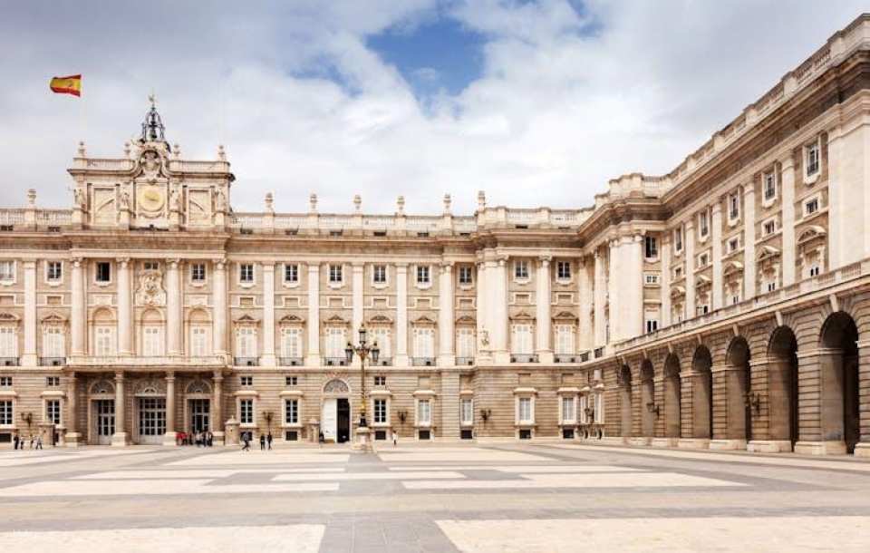 Discover Madrid on a guided tour with a local