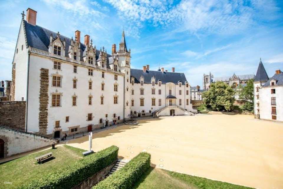 Discover Nantes in 60 minutes with a local