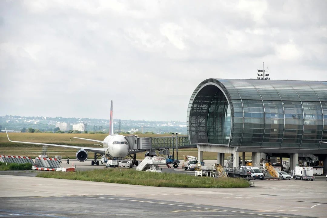 Disneyland Paris to/from CDG or Orly Airport Shuttle Bus (Magical Shuttle) Image 4