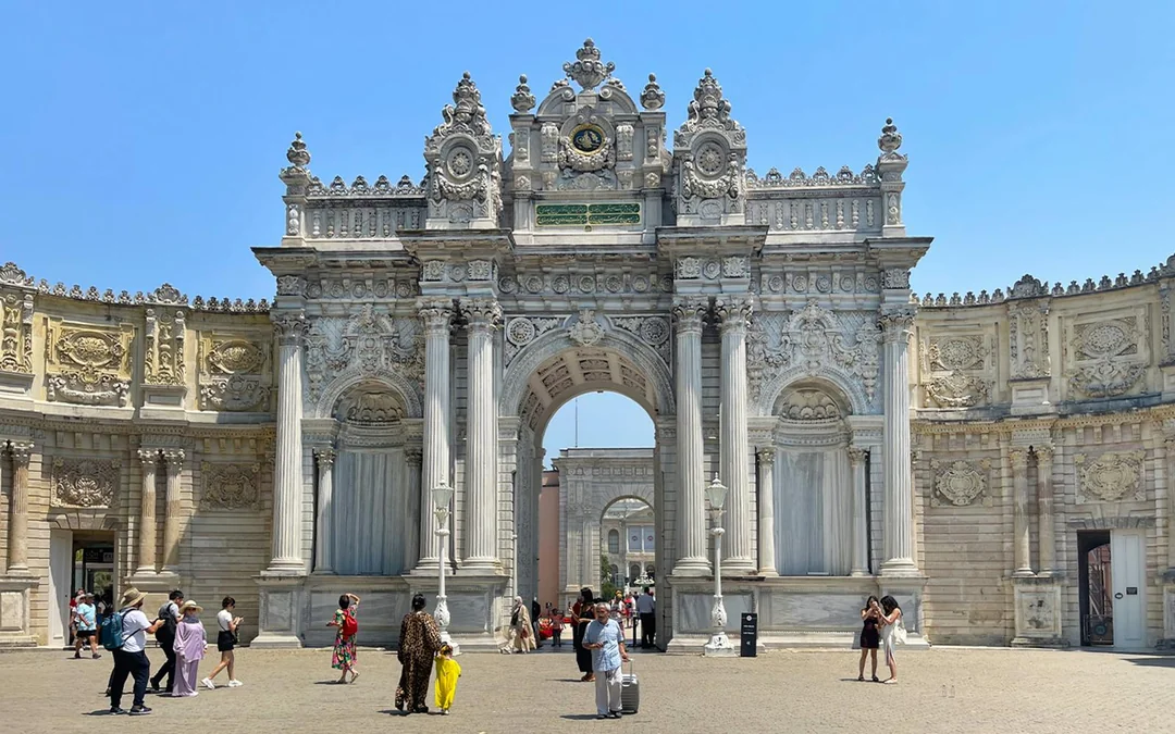 Dolmabahçe Palace & Harem Skip-the-Line Tickets with Audio Guide Image 2