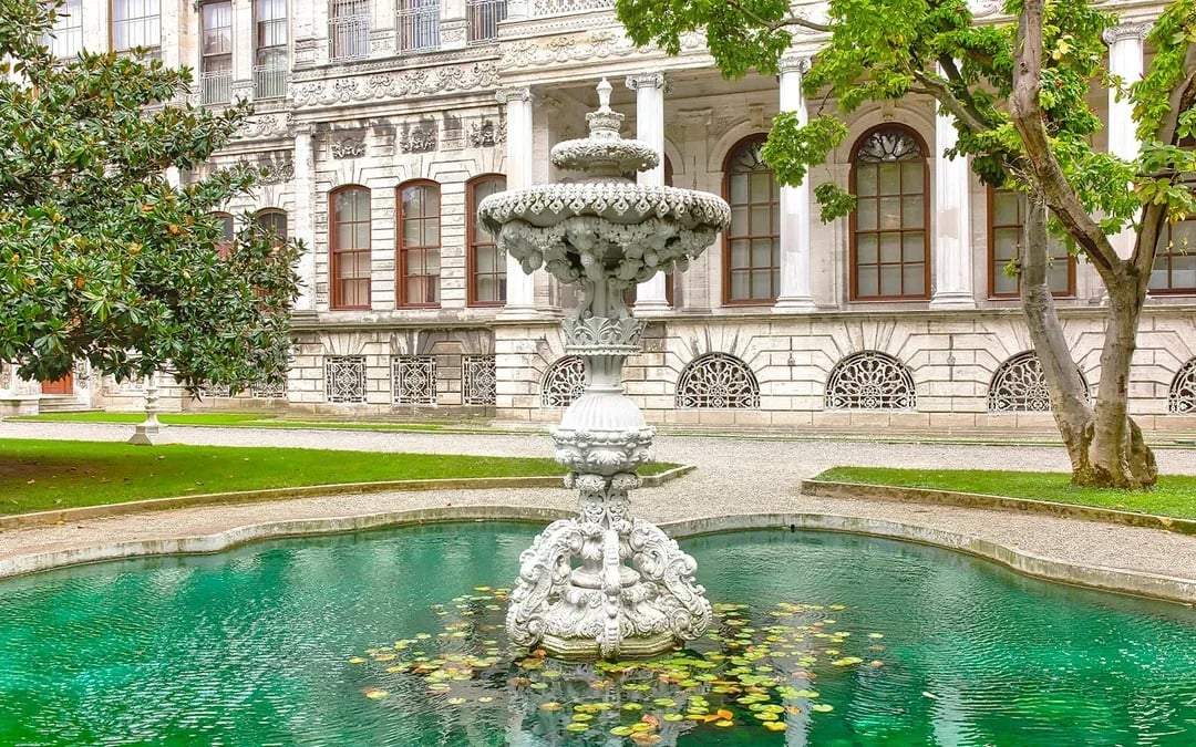 Dolmabahçe Palace & Harem Skip-the-Line Tickets with Audio Guide Image 11