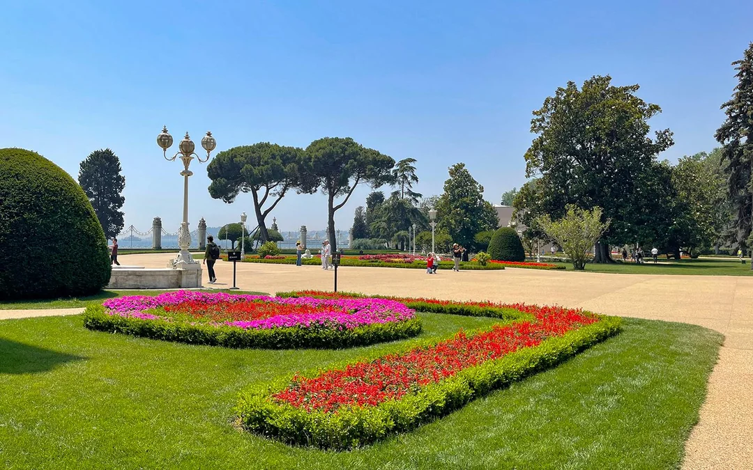 Dolmabahçe Palace & Harem Skip-the-Line Tickets with Audio Guide Image 12