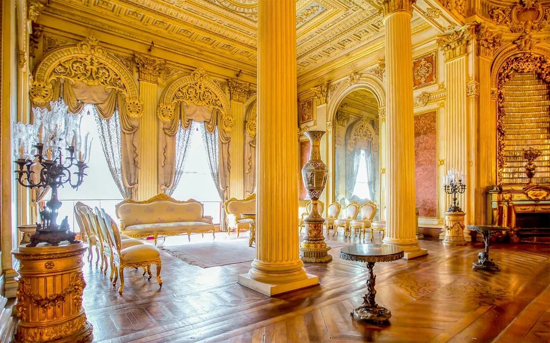 Dolmabahçe Palace & Harem Skip-the-Line Tickets with Audio Guide Image 4