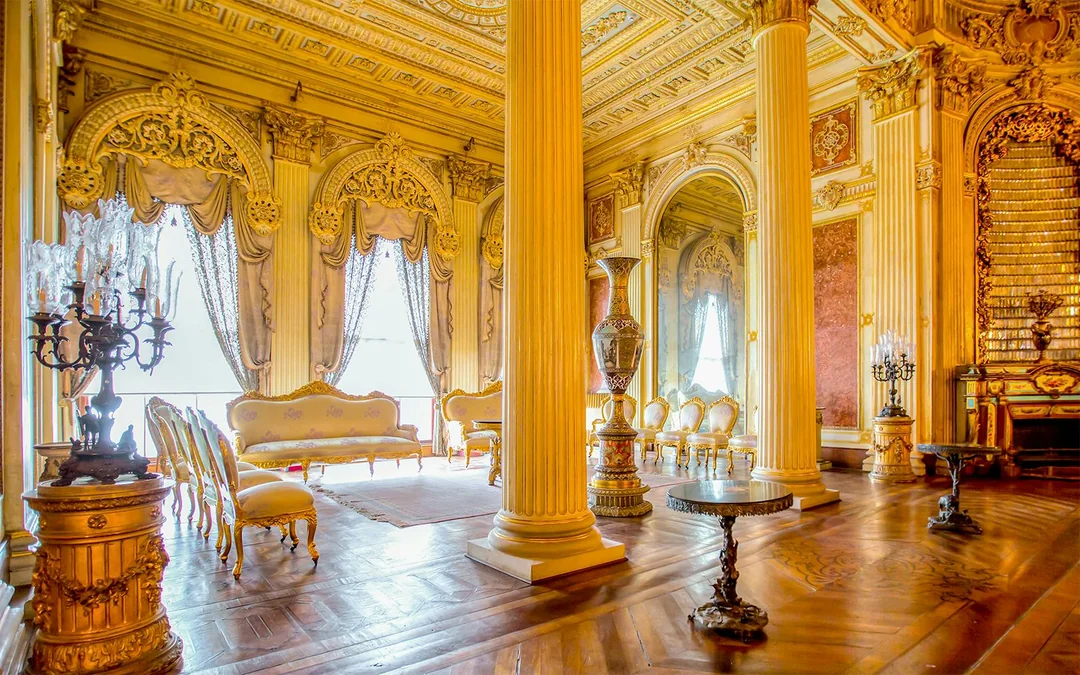 Dolmabahçe Palace & Harem Skip-the-Line Tickets with Audio Guide Image 4