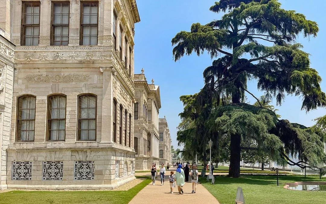 Dolmabahçe Palace & Harem Skip-the-Line Tickets with Audio Guide Image 6