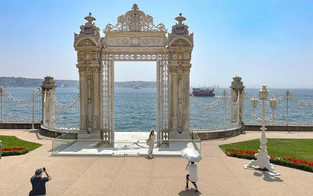 Dolmabahçe Palace & Harem Skip-the-Line Tickets with Audio Guide Image 7
