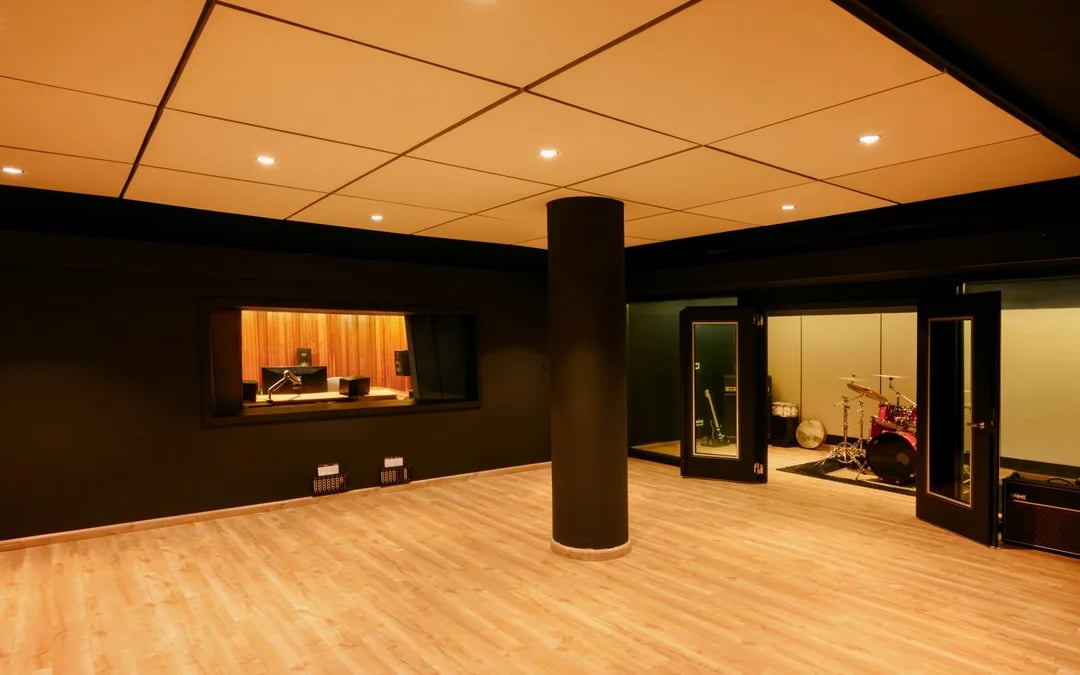 Dubai Vocal Recording Studio Experience Image 2