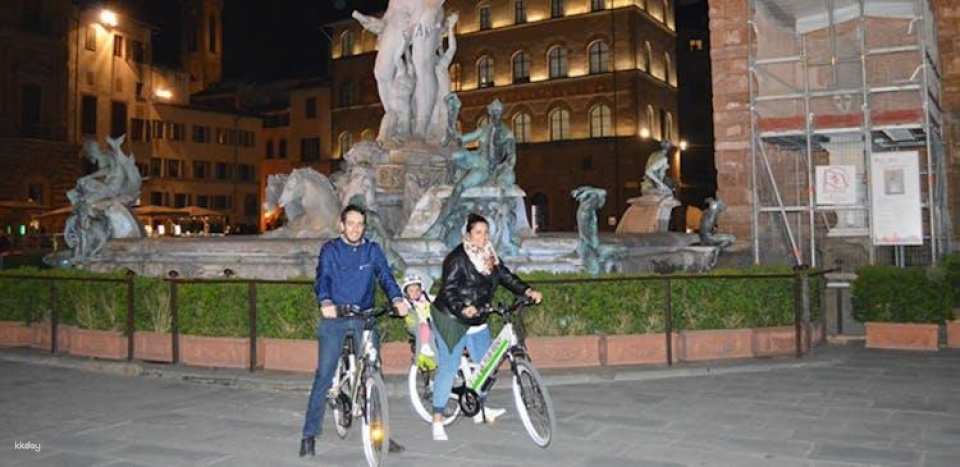 E-bike night tour of Florence with stunning view from Piazzale Michelangelo