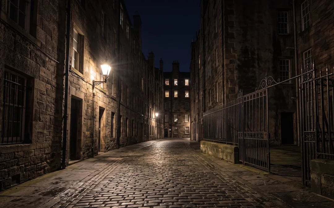 Edinburgh True Crime Walking Tour with Interactive Jury Verdict on Historic Streets Image 4