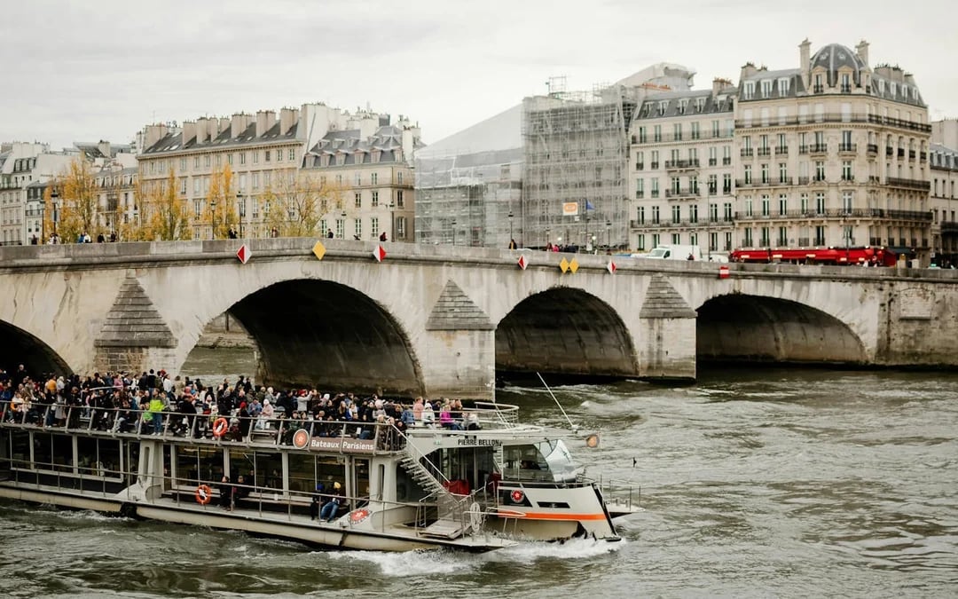 Eiffel Tower 2nd Floor Guided Tour with Reserved Access and Seine River Cruise Ticket Image 1