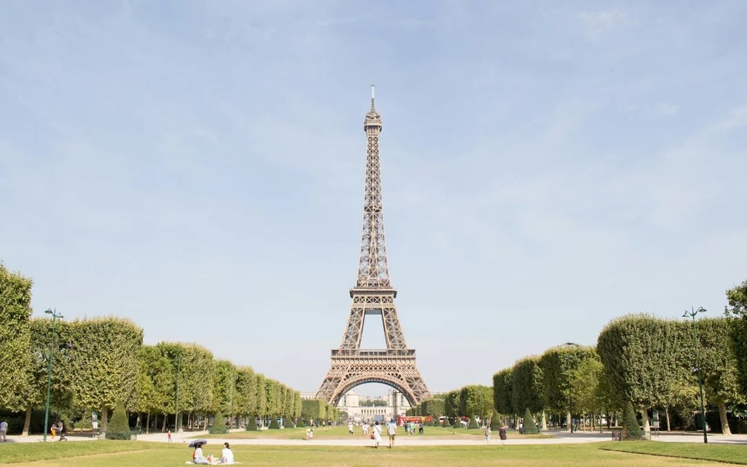 Eiffel Tower 2nd Floor Guided Tour with Reserved Access and Seine River Cruise Ticket Image 2