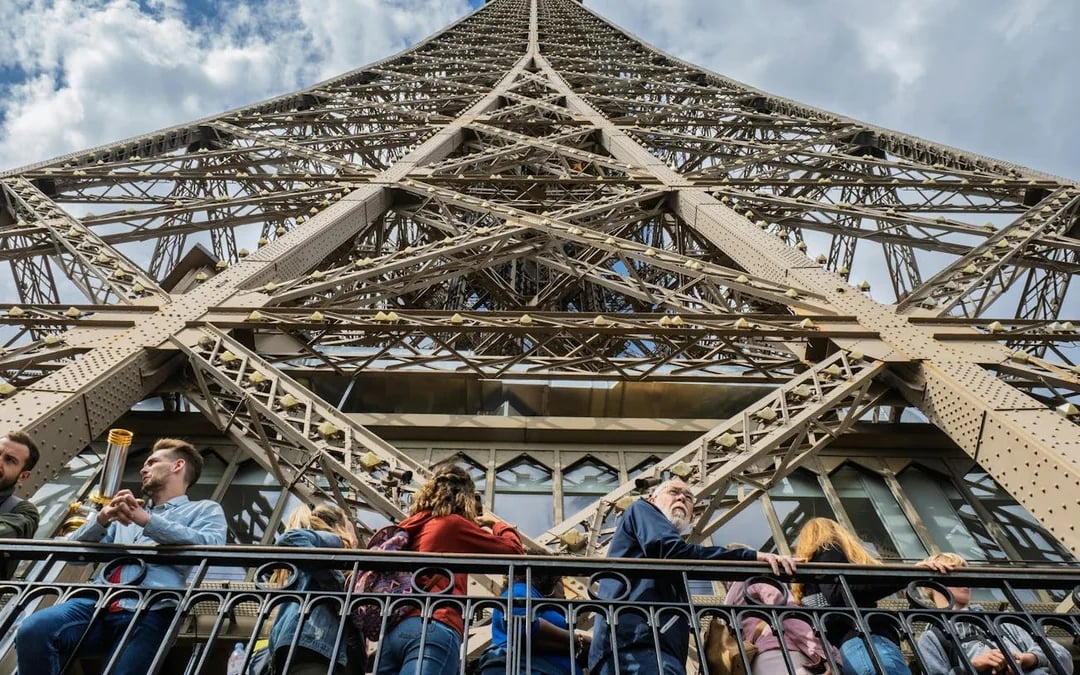 Eiffel Tower 2nd Floor Guided Tour with Reserved Access and Seine River Cruise Ticket Image 4