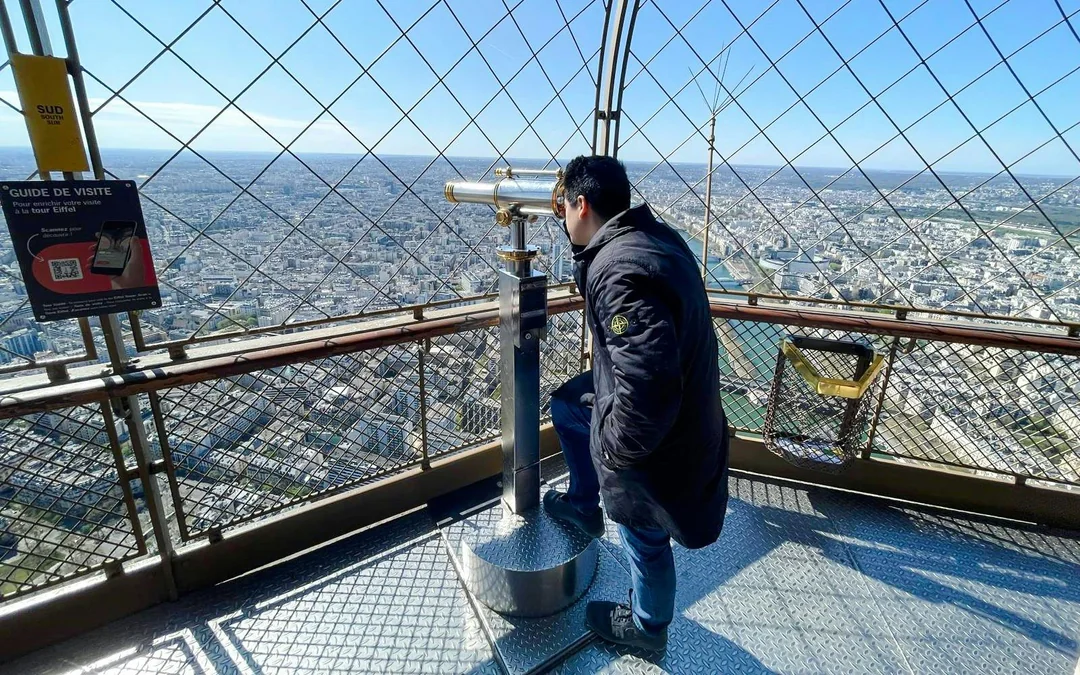 Eiffel Tower Ticket: Summit with Host + Audioguide Image 2