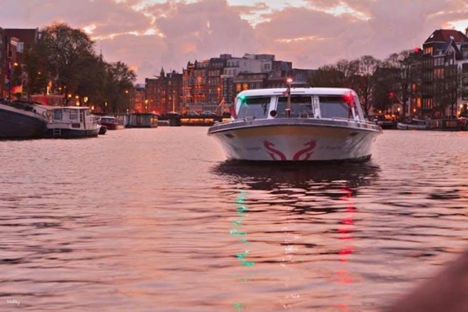 Evening cocktail cruise in Amsterdam