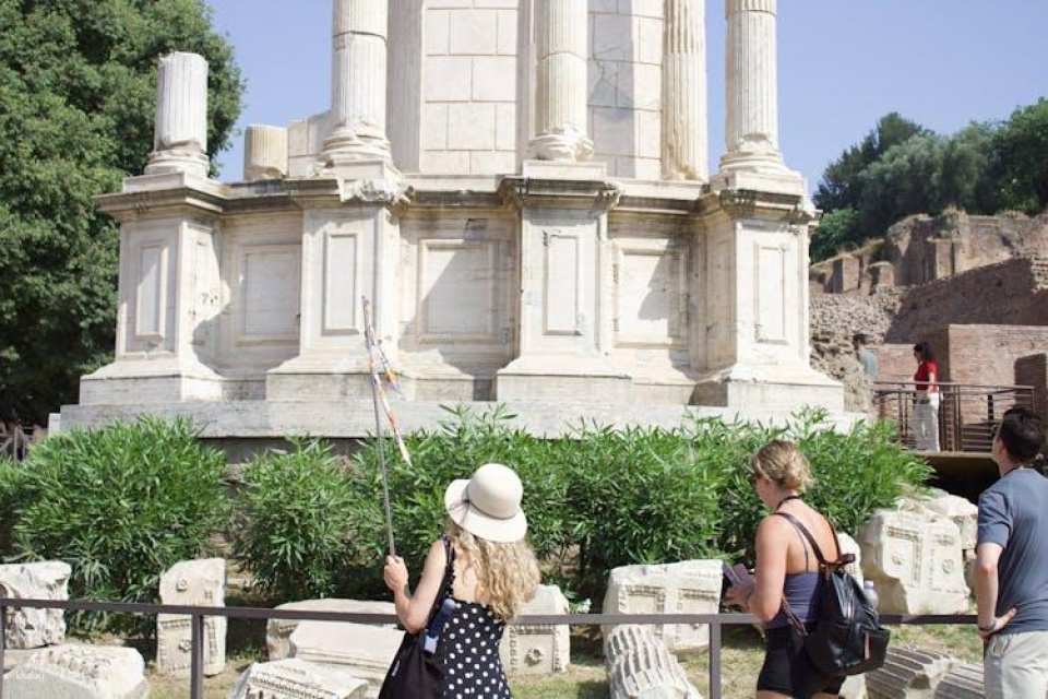 Exclusive guided tour of the Colosseum, Palatine Hill and Roman Forum