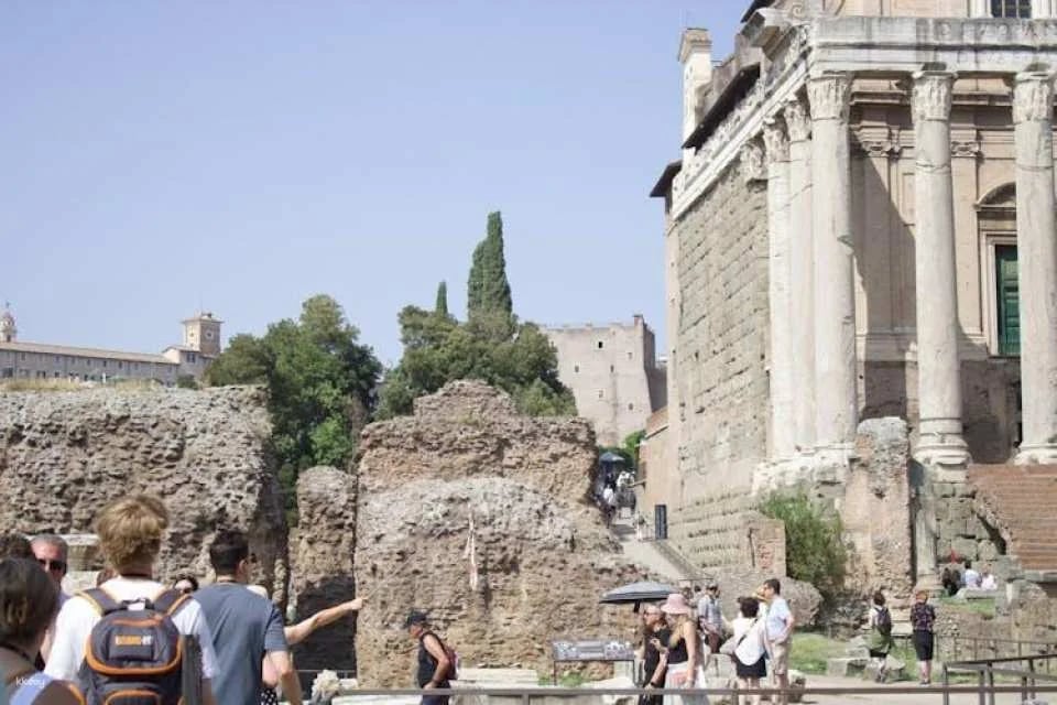 Exclusive guided tour of the Colosseum, Palatine Hill and Roman Forum