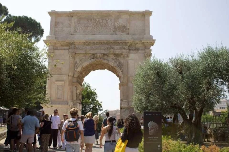 Exclusive guided tour of the Colosseum, Palatine Hill and Roman Forum