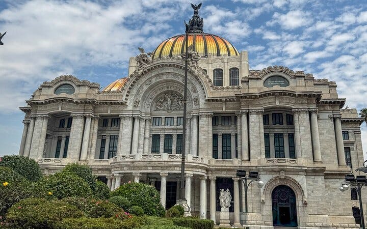EXCLUSIVE TOUR to Palacio de Bellas Artes - small groups Image 5
