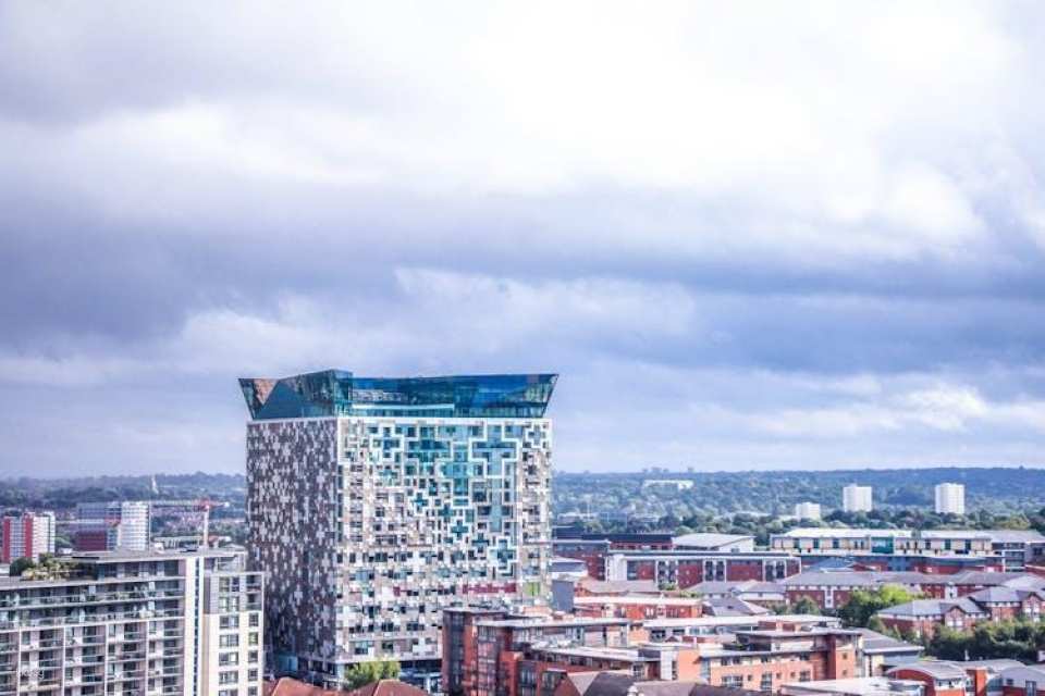 Family walking tour in Birmingham with a guide