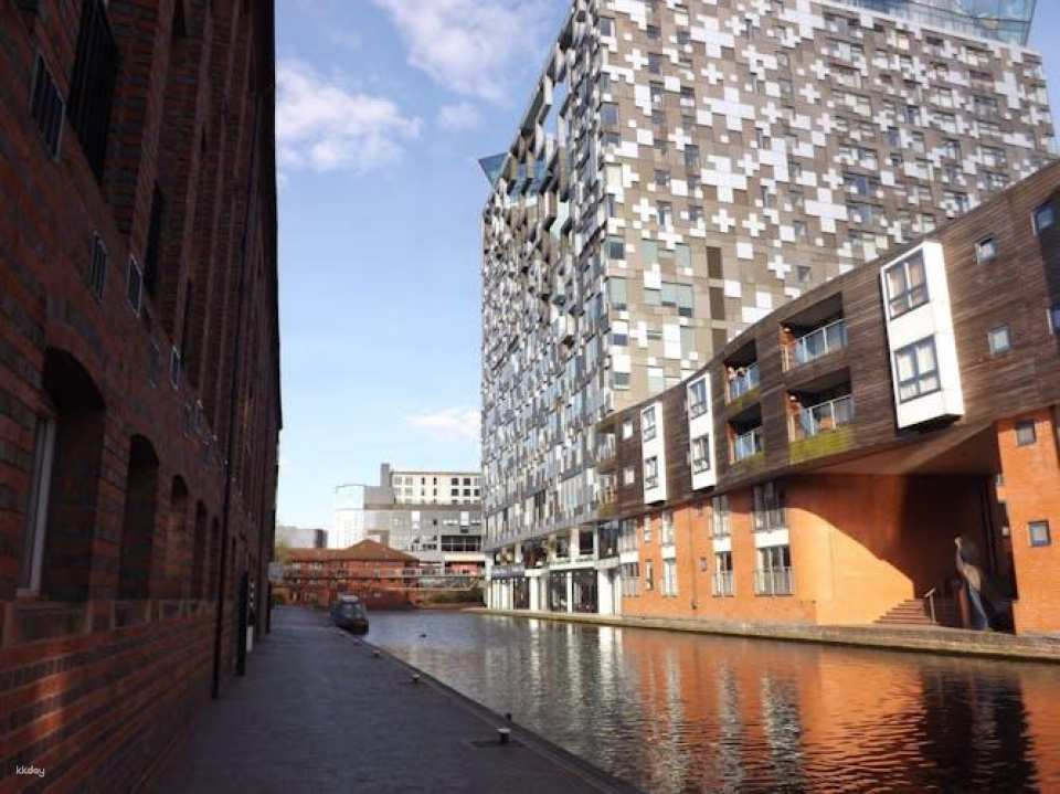 Family walking tour in Birmingham with a guide