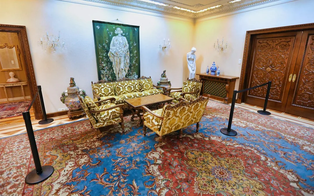 Fast Track Guided Tour of the Ceausescu Mansion (Spring Palace) Image 2