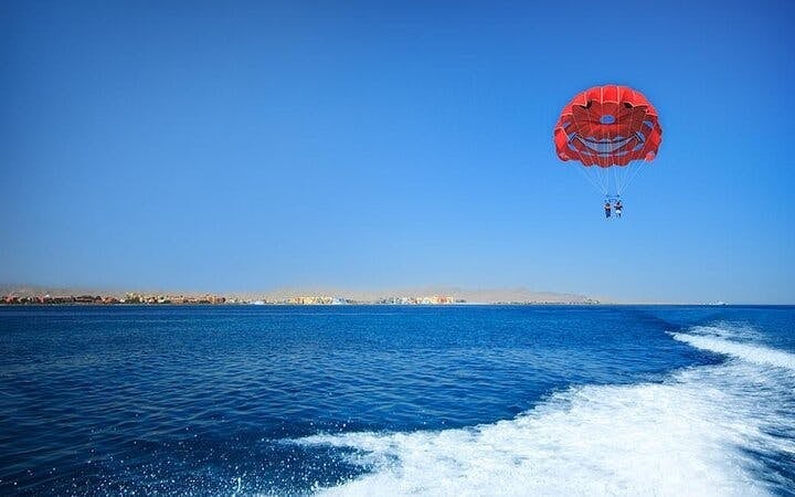 Fly Parasailing to Sky by Speedboat With Transportation- Hurghada Image 9