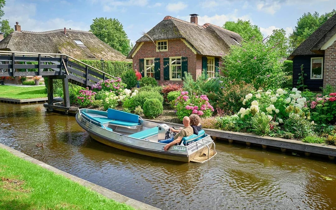 From Amsterdam: Giethoorn and Zaanse Schans Windmills Day Trip Image 4