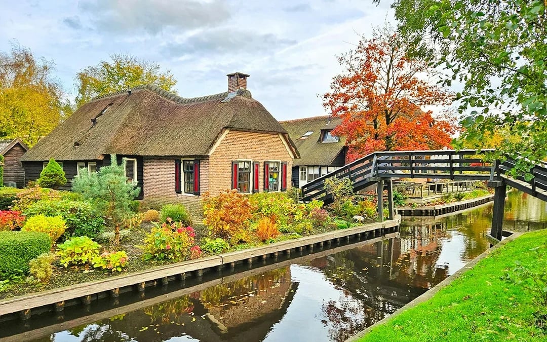 From Amsterdam: Giethoorn and Zaanse Schans Windmills Day Trip Image 8
