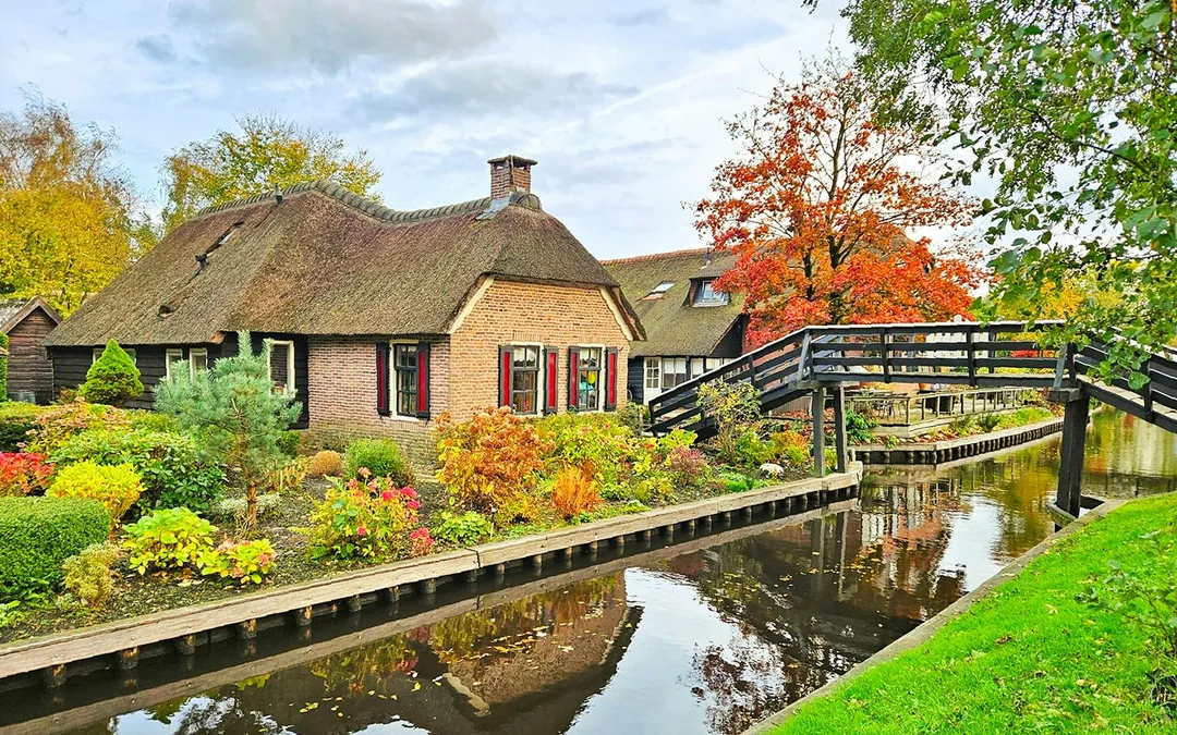 From Amsterdam: Giethoorn Day Trip with Boat Ride & Walking Tour Image 2