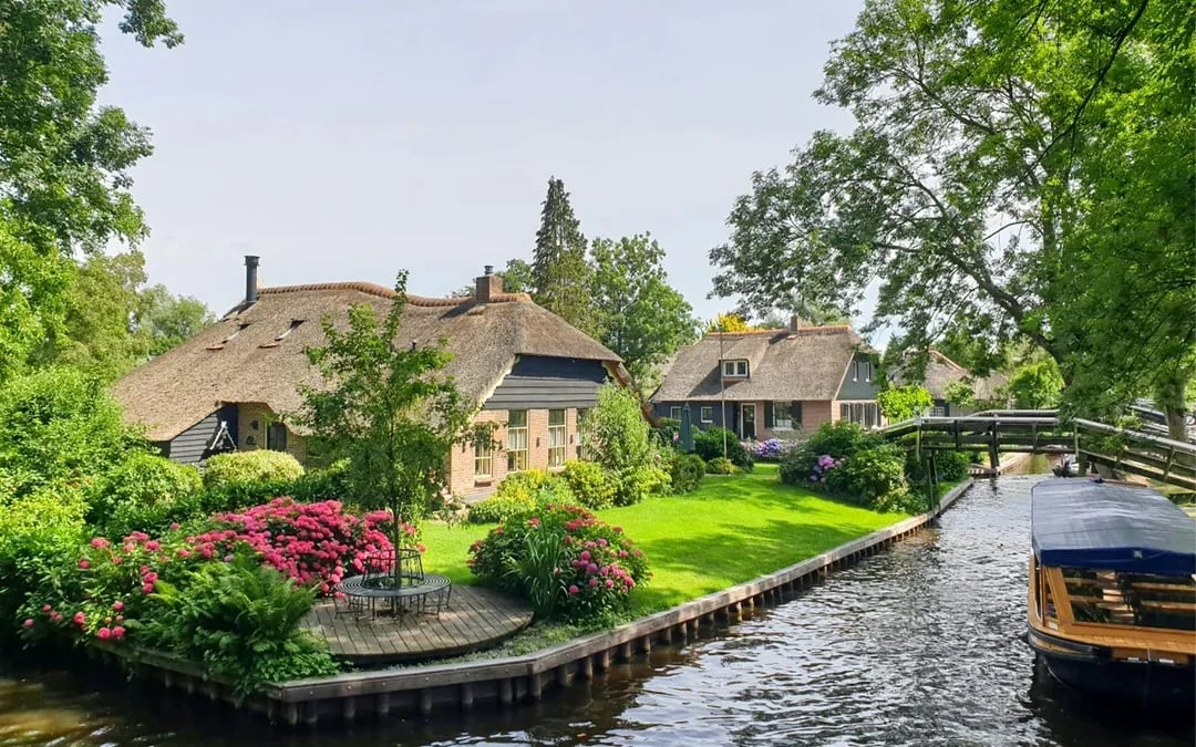 From Amsterdam: Giethoorn Day Trip with Boat Ride & Walking Tour Image 6