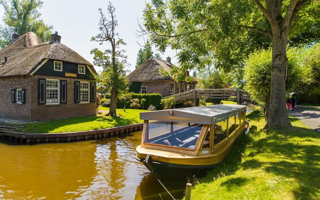 From Amsterdam: Giethoorn Day Trip with Boat Ride & Walking Tour Image 7