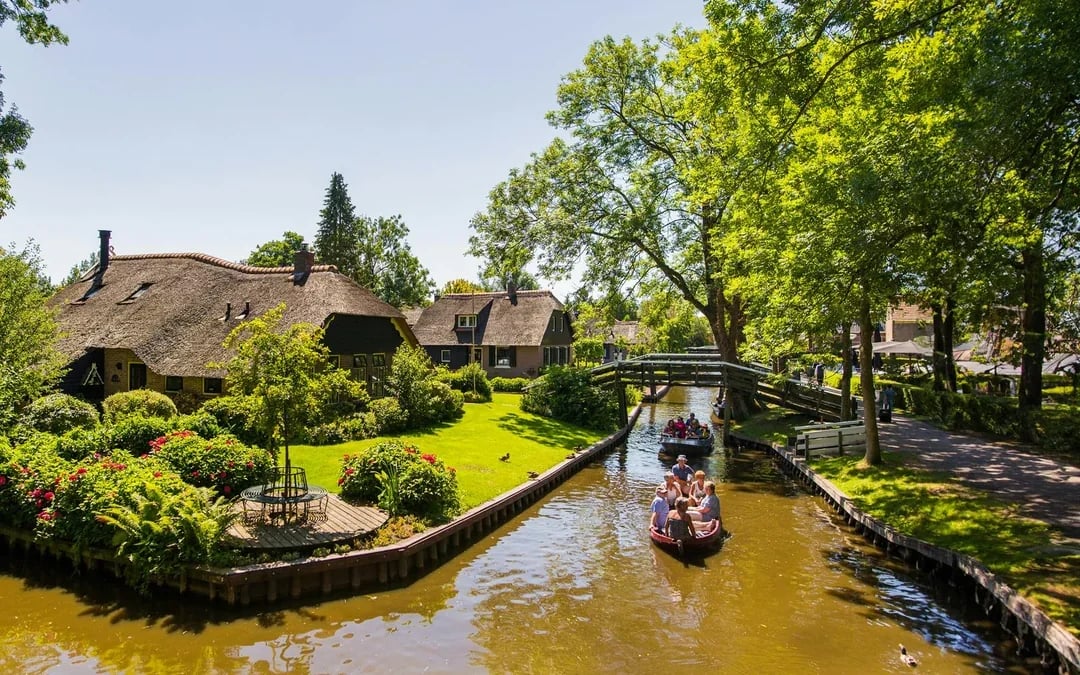 From Amsterdam: Giethoorn Day Trip with Boat Ride & Walking Tour Image 9