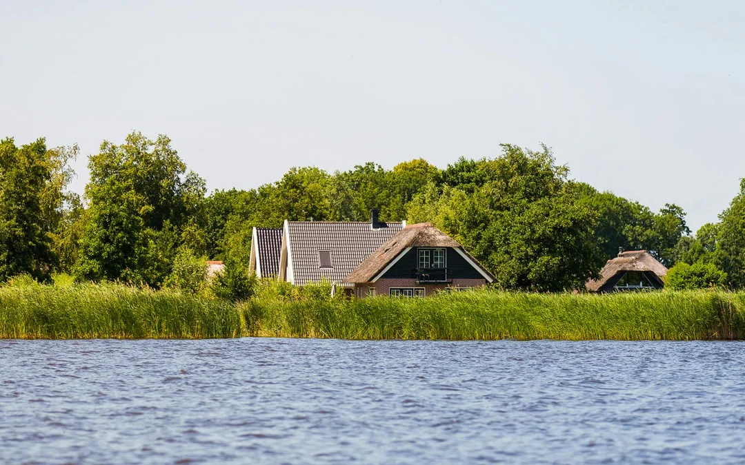 From Amsterdam: Giethoorn Day Trip with Boat Ride & Walking Tour Image 10