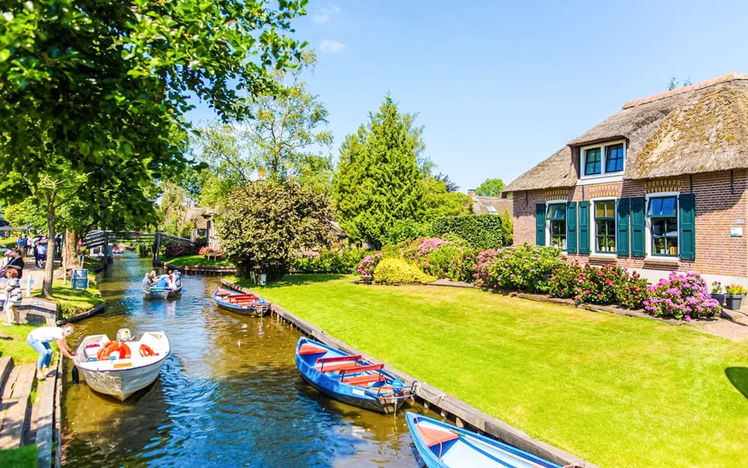 From Amsterdam: Giethoorn Guided Day Trip with Boat Tour Image 2
