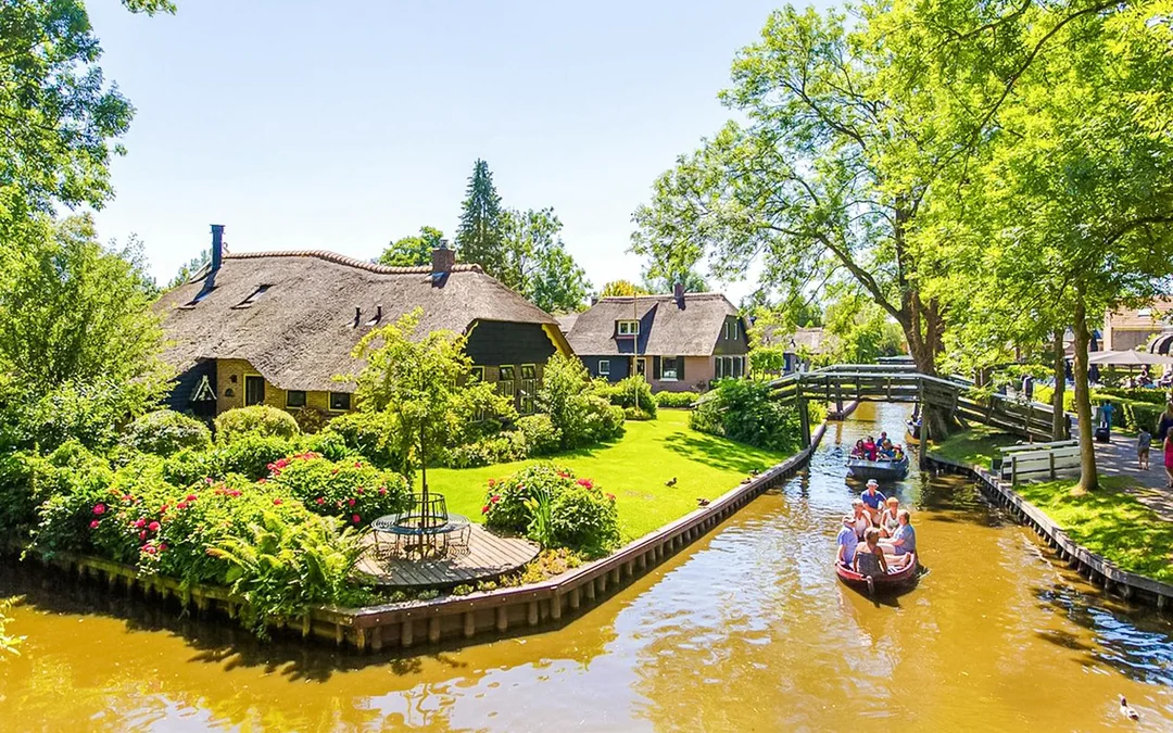 From Amsterdam: Giethoorn Guided Day Trip with Boat Tour Image 3