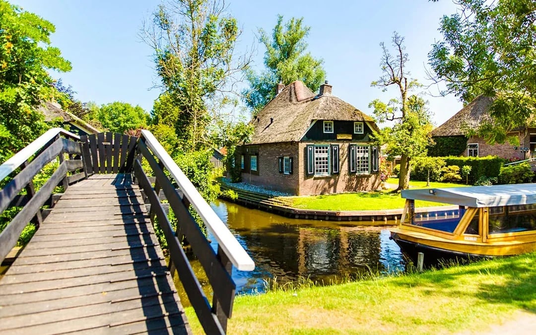 From Amsterdam: Giethoorn Guided Day Trip with Boat Tour Image 7