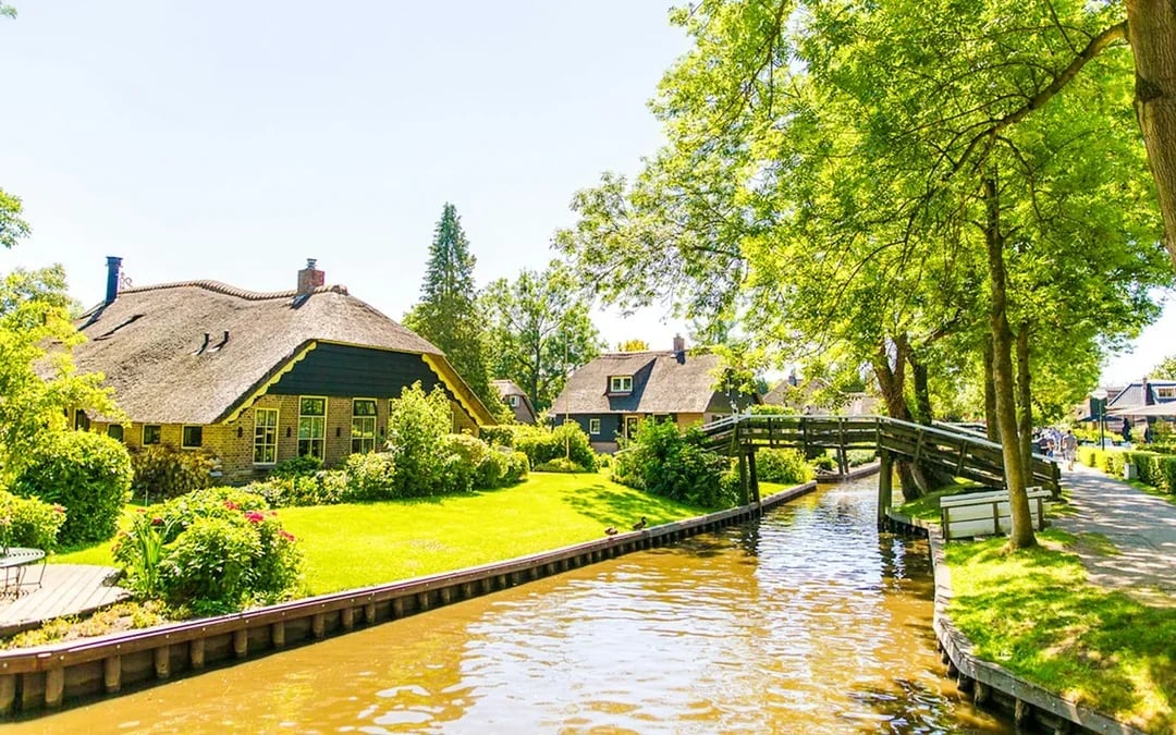 From Amsterdam: Giethoorn Guided Day Trip with Boat Tour Image 8