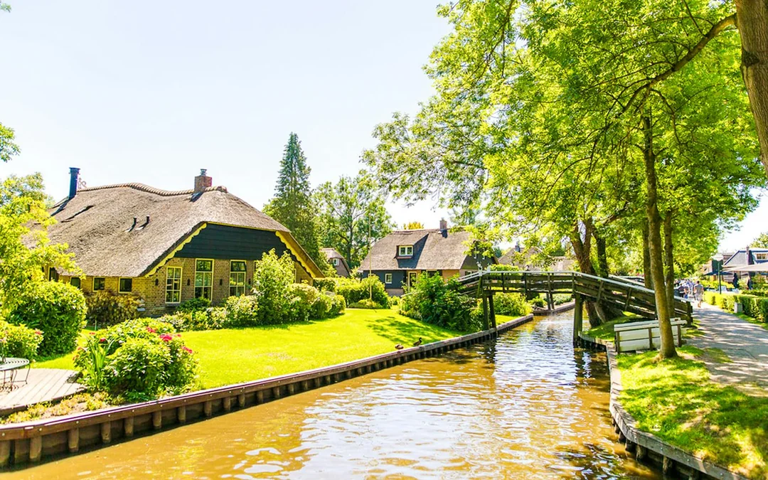 From Amsterdam: Giethoorn Guided Day Trip with Boat Tour Image 8