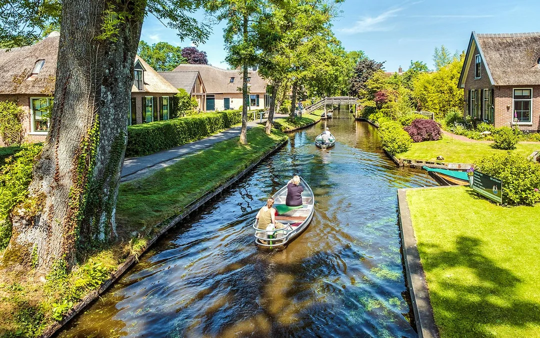 From Amsterdam: Giethoorn Small-Group Day Tour with Electric Boat Ride Image 1