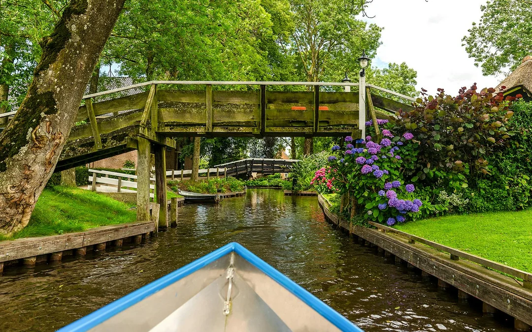 From Amsterdam: Giethoorn Small-Group Day Tour with Electric Boat Ride Image 2