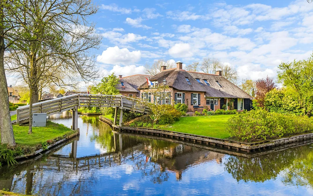 From Amsterdam: Giethoorn Small-Group Day Tour with Electric Boat Ride Image 4