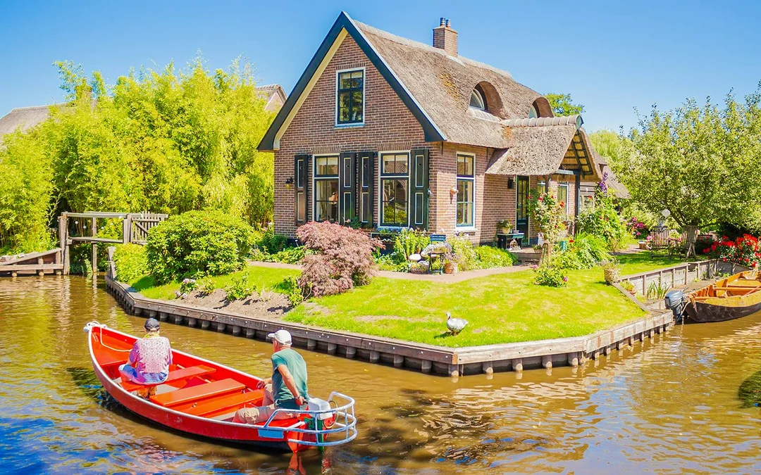 From Amsterdam: Giethoorn Small-Group Day Tour with Electric Boat Ride Image 5
