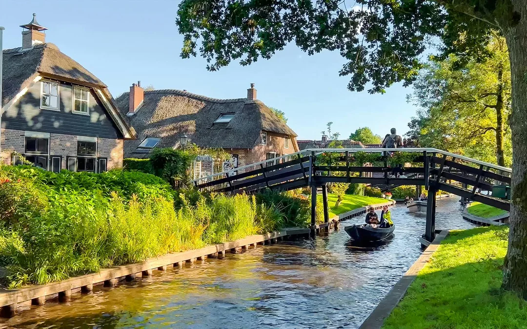 From Amsterdam: Giethoorn Small-Group Day Tour with Electric Boat Ride Image 6