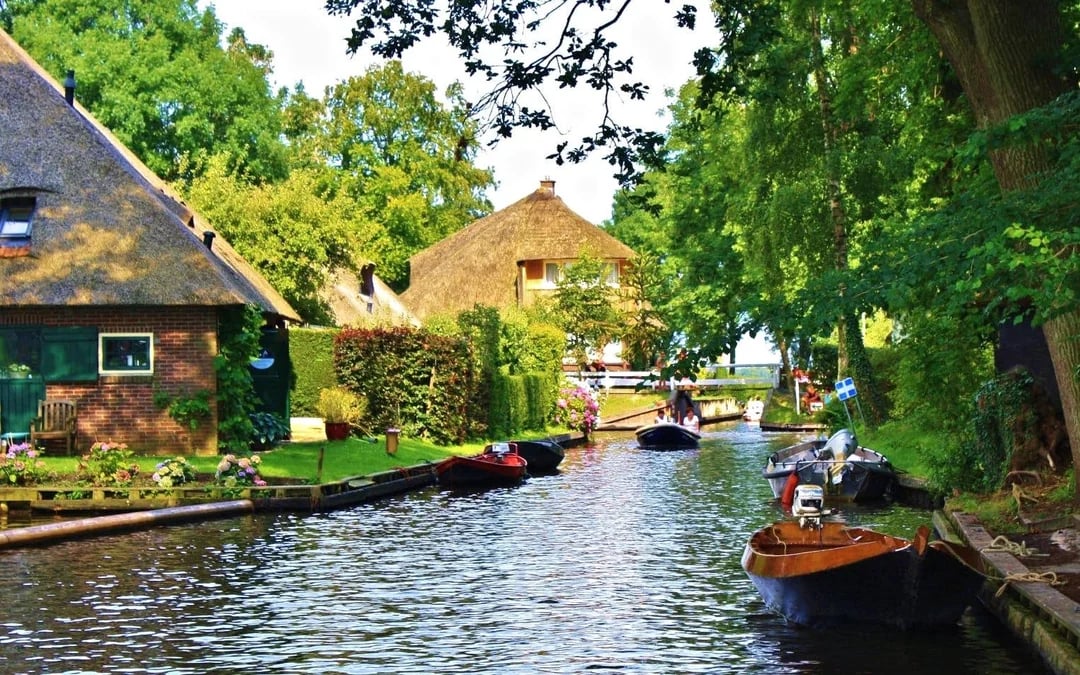 From Amsterdam: Private Day Trip to Giethoorn or Zaanse Schans Windmills Image 12