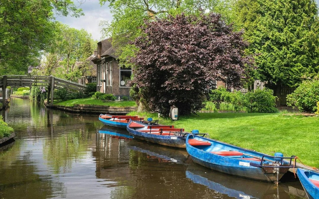 From Amsterdam: Private Day Trip to Giethoorn or Zaanse Schans Windmills Image 6