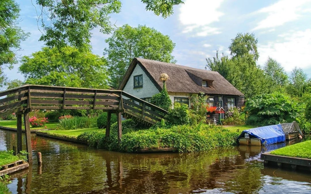 From Amsterdam: Private Day Trip to Giethoorn or Zaanse Schans Windmills Image 7