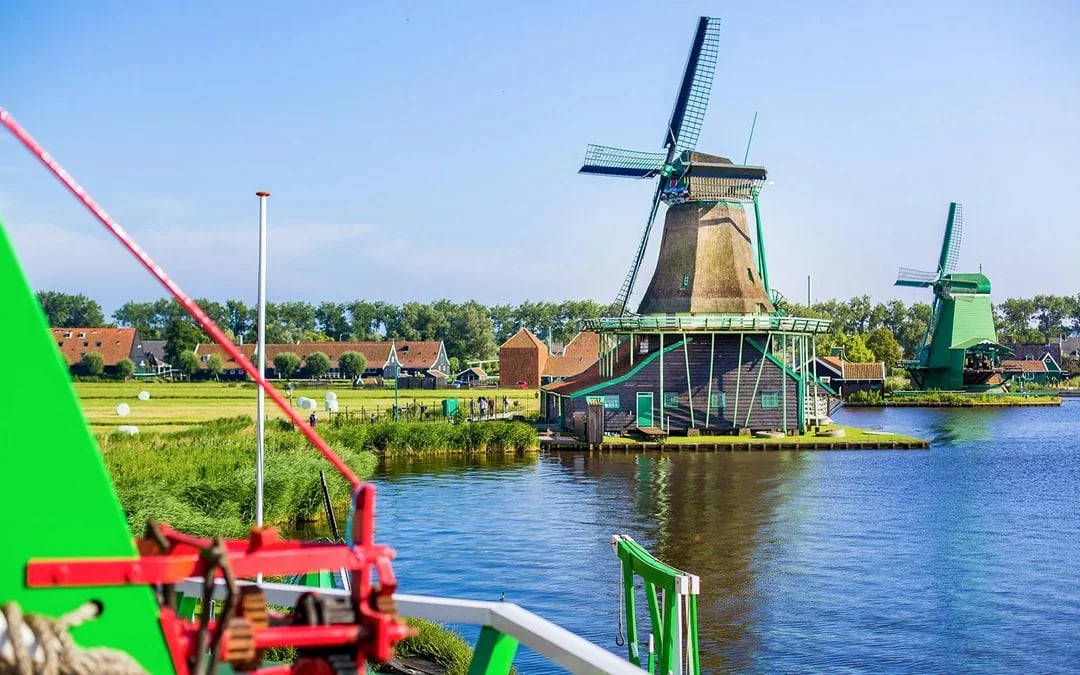 From Amsterdam: Zaanse Schans and Volendam Guided Tour Image 8