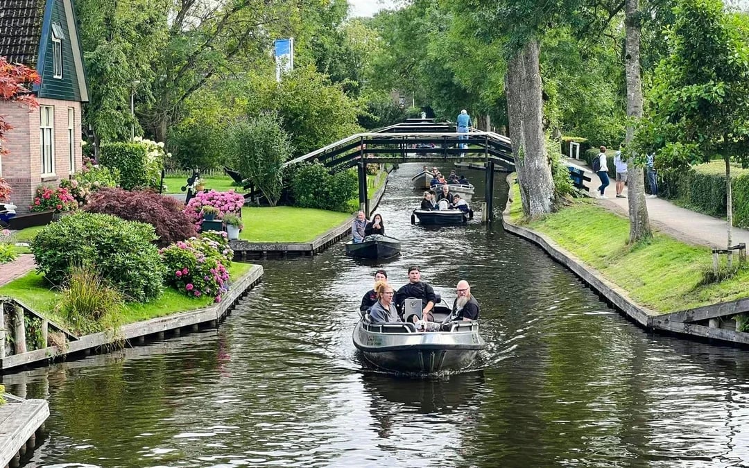 From Amsterdam: Zaanse Schans, Volendam & Giethoorn Full-Day Tour Image 1